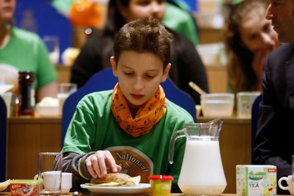 Kinderen ontbijten met burgemeester voor een veilig schoolplein
