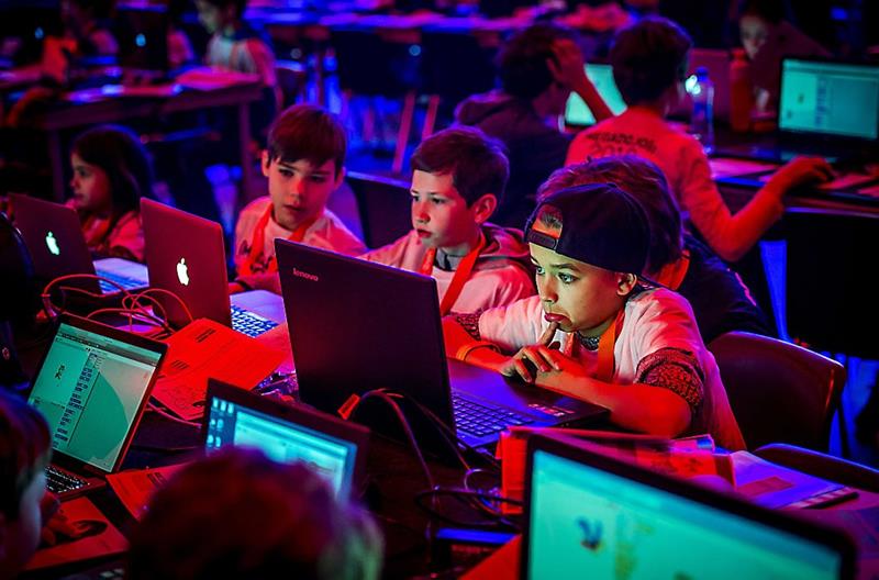 Kinderen leren websites bouwen en apps ontwikkelen (fotoserie)