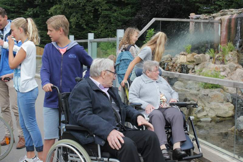 Groep 8 gaat met ouderen in rolstoel op schoolreis (video)