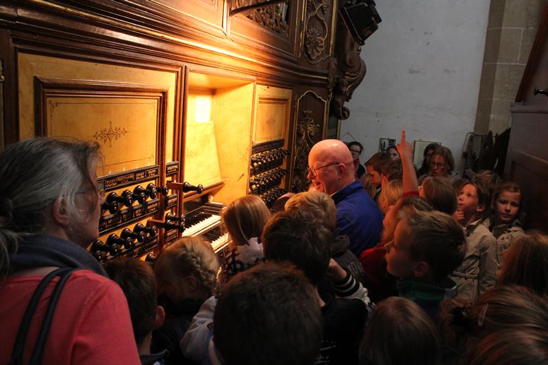 Leerlingen uit Grafhorst bekijken orgels Bovenkerk