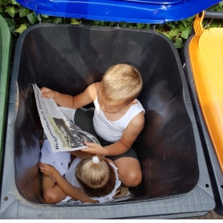 Marijn en Esther lezen het RD... in de oudpapiercontainer