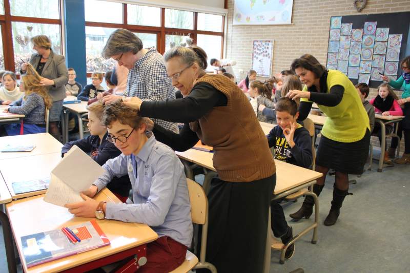 Luizenjacht in Ermelo op Augustinusschool (fotoserie)