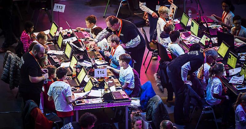Kinderen leren websites bouwen en apps ontwikkelen (fotoserie)
