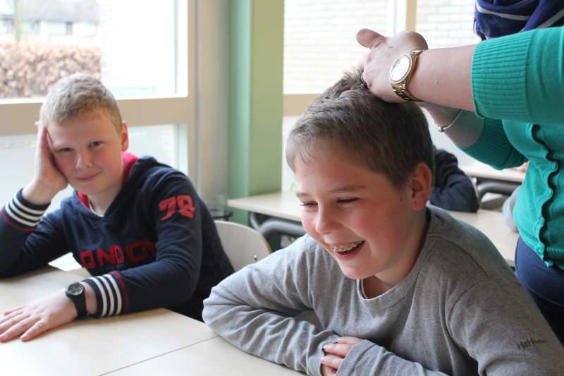 Luizenjacht in Ermelo op Augustinusschool (fotoserie)