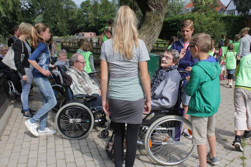 Groep 8 gaat met ouderen in rolstoel op schoolreis (video)