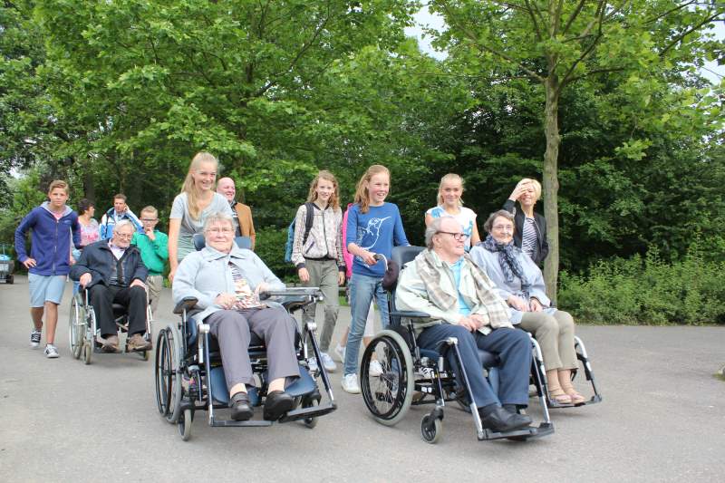 Groep 8 gaat met ouderen in rolstoel op schoolreis (video)