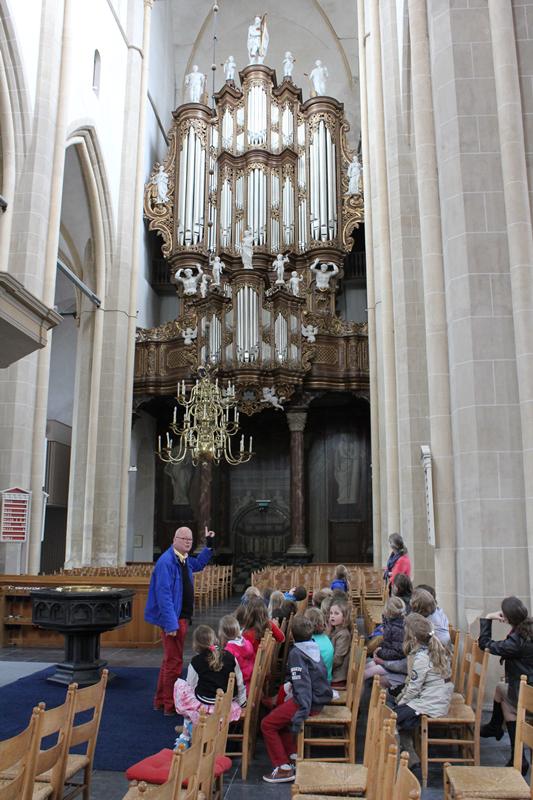 Leerlingen uit Grafhorst bekijken orgels Bovenkerk
