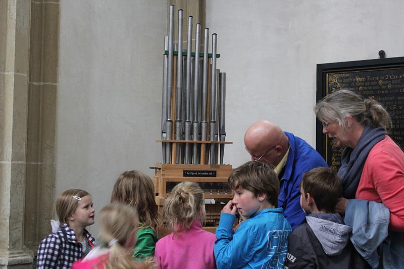 Leerlingen uit Grafhorst bekijken orgels Bovenkerk