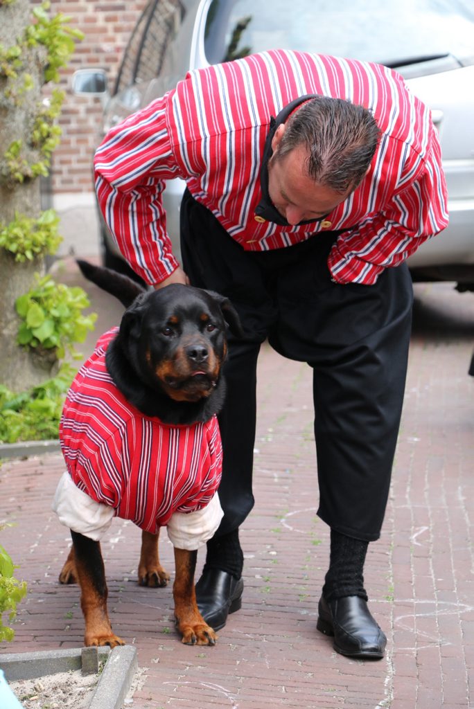 Op Urkerdag gaat zelfs de hond in klederdracht (fotoserie)