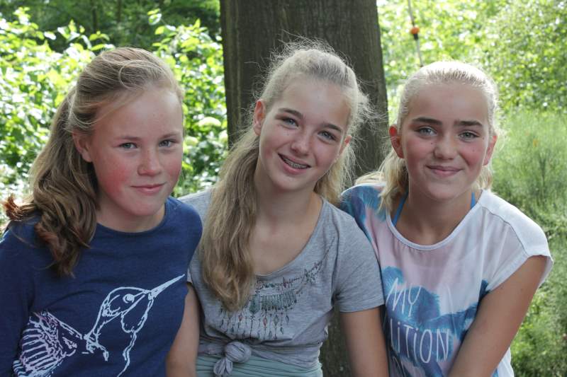 Groep 8 gaat met ouderen in rolstoel op schoolreis (video)