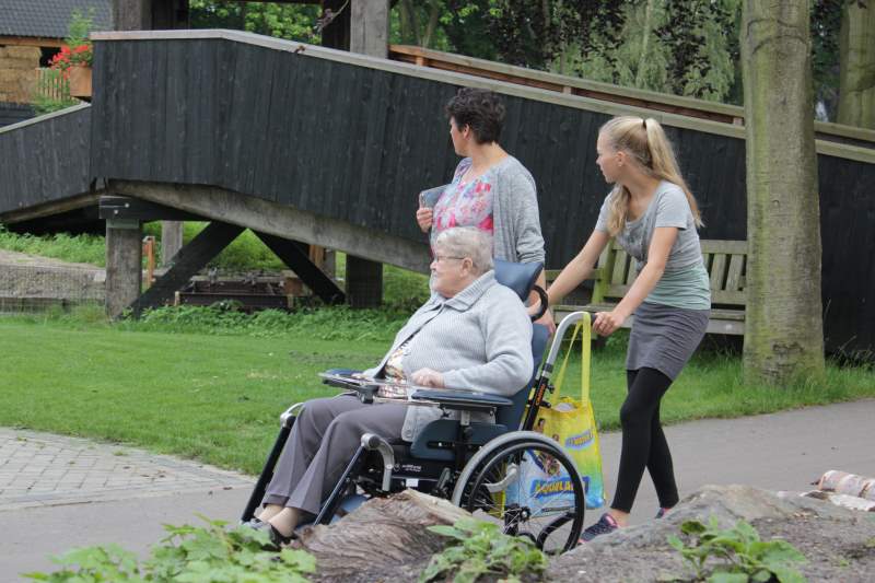 Groep 8 gaat met ouderen in rolstoel op schoolreis (video)