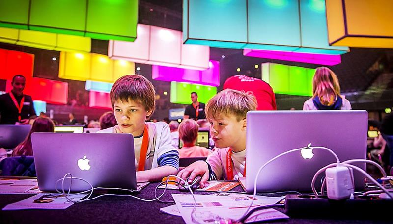 Kinderen leren websites bouwen en apps ontwikkelen (fotoserie)
