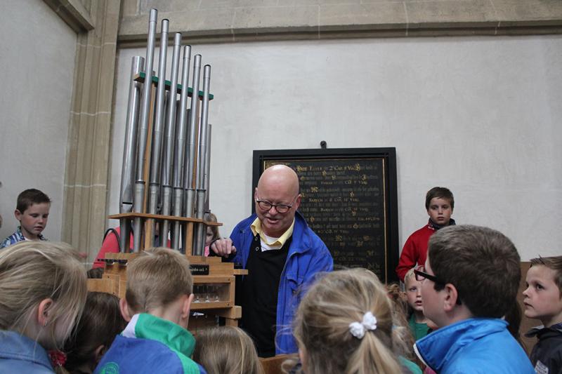 Leerlingen uit Grafhorst bekijken orgels Bovenkerk