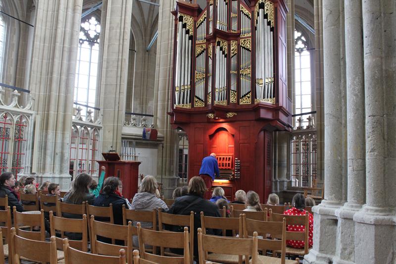 Leerlingen uit Grafhorst bekijken orgels Bovenkerk