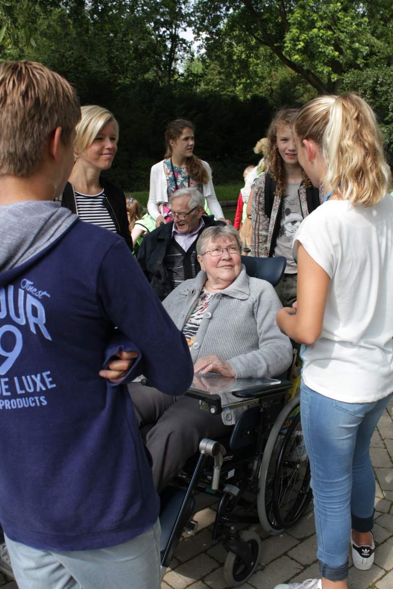 Groep 8 gaat met ouderen in rolstoel op schoolreis (video)