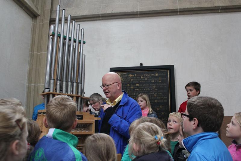 Leerlingen uit Grafhorst bekijken orgels Bovenkerk