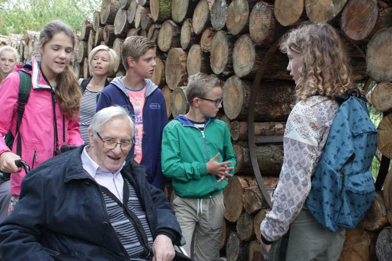 Groep 8 gaat met ouderen in rolstoel op schoolreis (video)