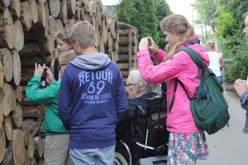 Groep 8 gaat met ouderen in rolstoel op schoolreis (video)