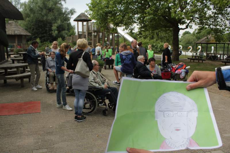 Groep 8 gaat met ouderen in rolstoel op schoolreis (video)