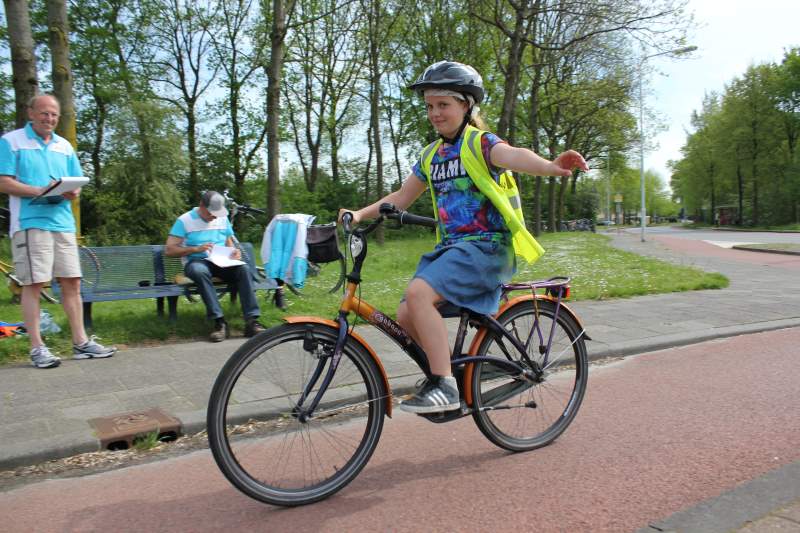 Eben-Haëzer in Drachten doet verkeersexamen (fotoserie)