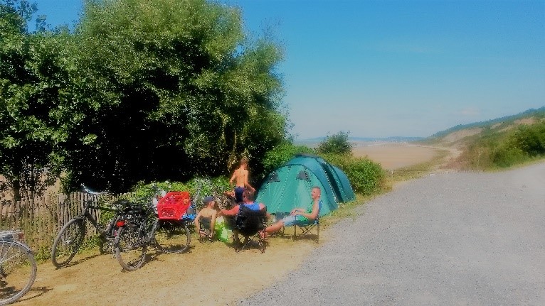 Yoshua ging op de fiets langs de stranden