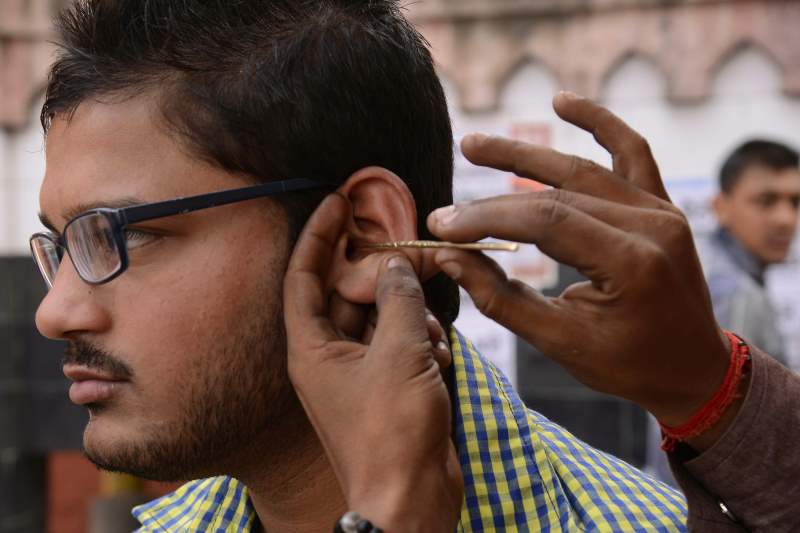Niet echt fris werk: Oorschoonmaker in India