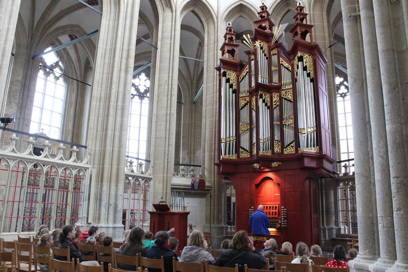 Leerlingen uit Grafhorst bekijken orgels Bovenkerk