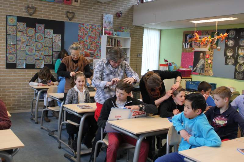 Luizenjacht in Ermelo op Augustinusschool (fotoserie)