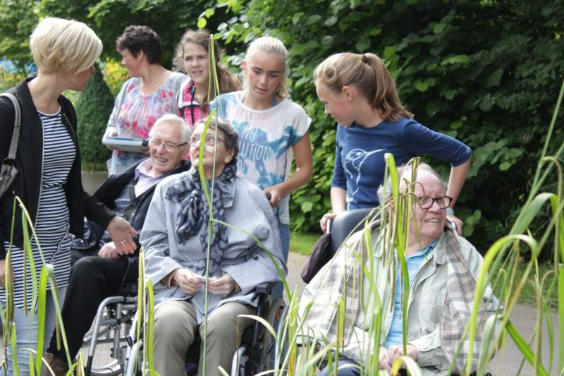 Groep 8 gaat met ouderen in rolstoel op schoolreis (video)