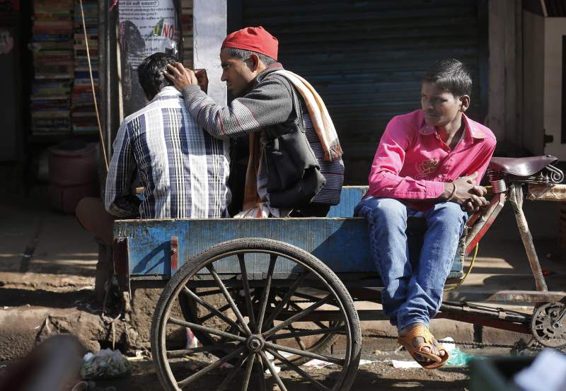 Niet echt fris werk: Oorschoonmaker in India