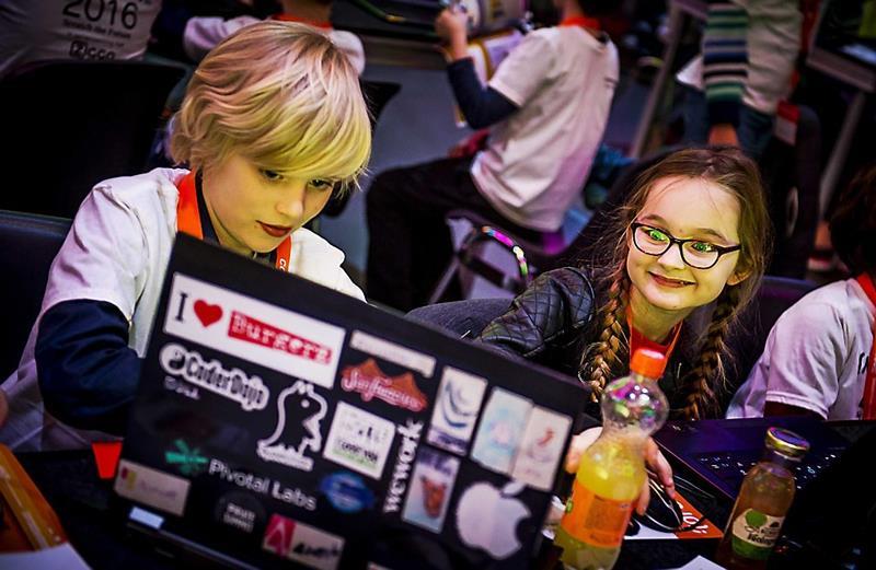 Kinderen leren websites bouwen en apps ontwikkelen (fotoserie)