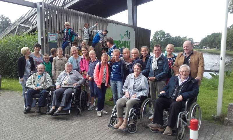 Groep 8 gaat met ouderen in rolstoel op schoolreis (video)