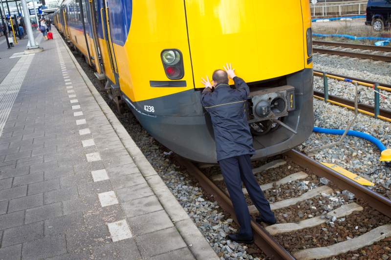 Machinist Van Kleef geniet van zijn werk (fotoserie)