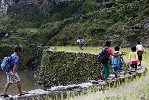 Kinderen lopen in bijzonder landschap