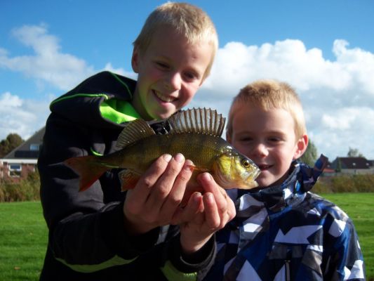 Ewout en Theo vingen negen baarzen in een uur!