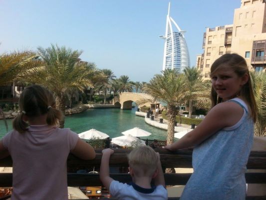 Anne-Lène, Lyzia en Theodoor Teunis in… Dubai