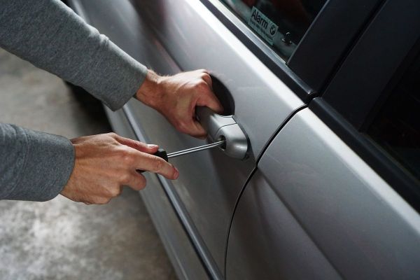 Domme dieven snurken in gestolen auto