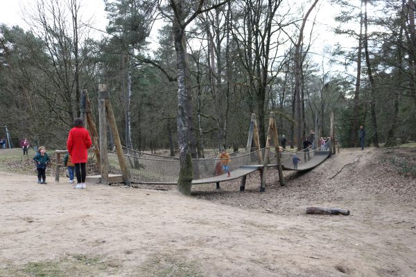 Rennen en stoeien in het Indianenbos