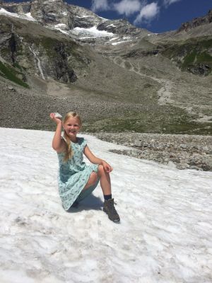 Sophie speelt voor gids in de bergen