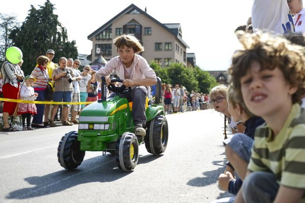 Racen met speelgoed-tractor: dat is altijd leuk!