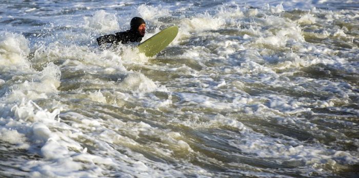 Man gered na 16 uur dobberen op surfplank