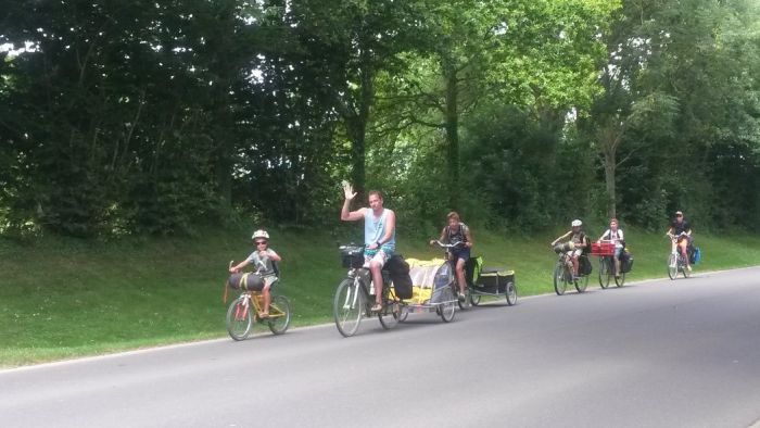 Yoshua ging op de fiets langs de stranden