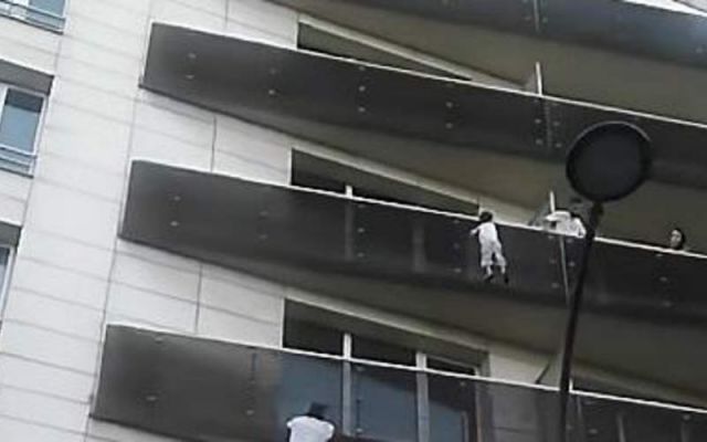Jongetje van balkon gered door migrant (video)