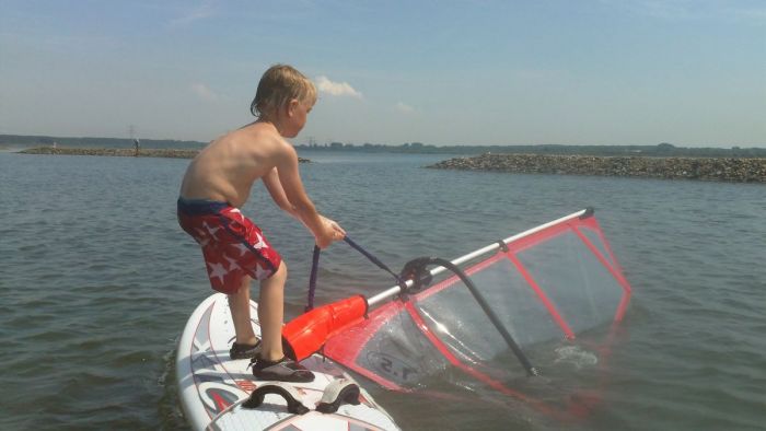 Nanne Pijl (9) op de surfplank