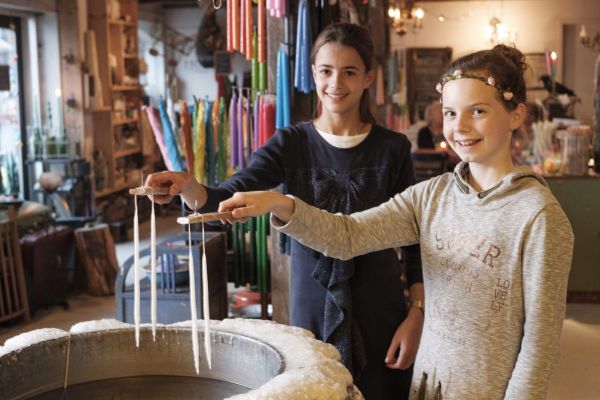 Dompelen, vormen en kleuren in de kaarsenmakerij