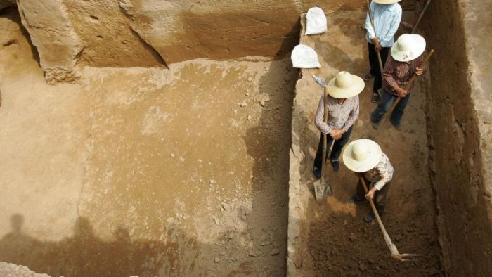 Archeologen graven 2500 jaar oud rijtuig op