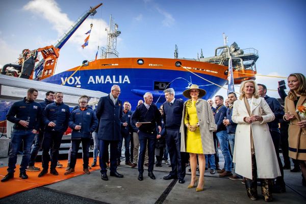 Koningin Máxima doopt schip Vox Amalia