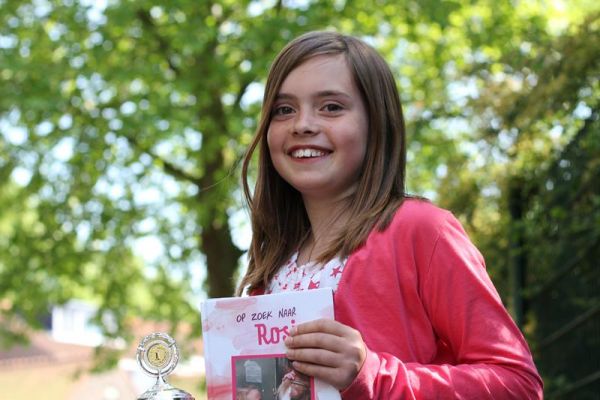 Amber (11) uit Kapelle wint voorleeswedstrijd op school