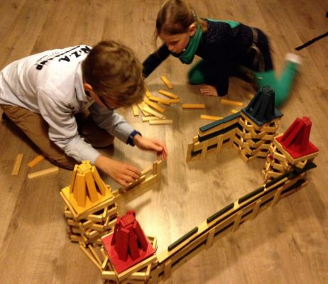 Jeanne en Jonathan maken een kasteel van Kapla