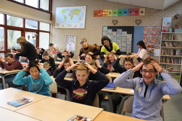 Luizenjacht in Ermelo op Augustinusschool (fotoserie)
